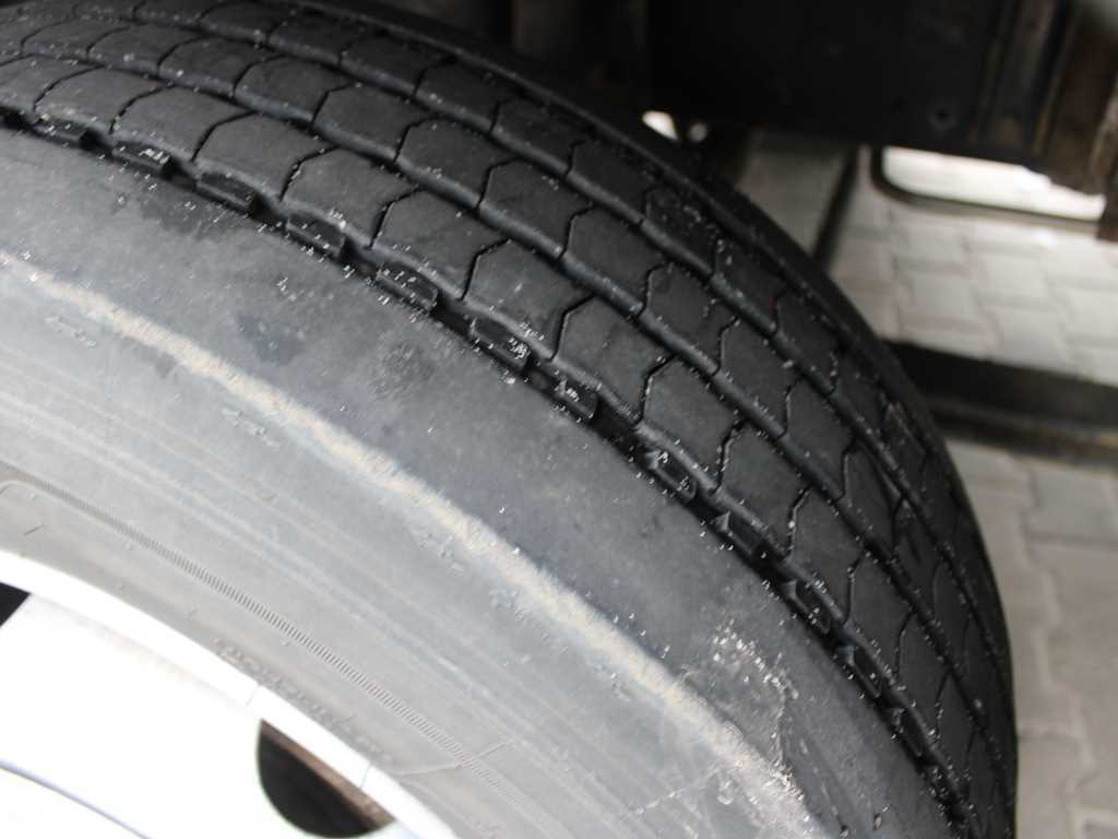 Caminhão com lona MAN LE 12.220, EURO 3, HYDRAULIC FRONT, TIRES 80%: foto 20
