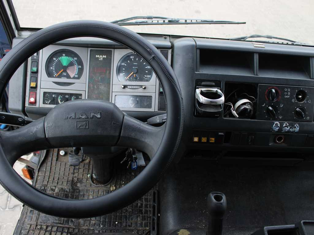 Caminhão com lona MAN LE 12.220, EURO 3, HYDRAULIC FRONT, TIRES 80%: foto 11