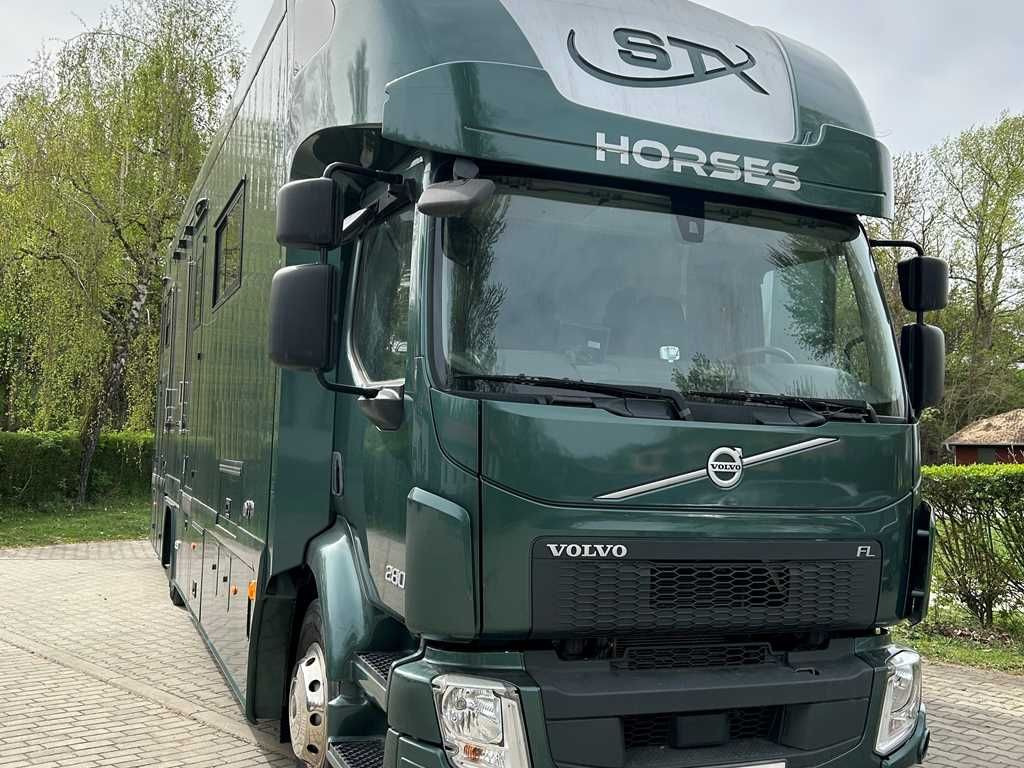 Volvo STX FL, 6 PEOPLE, 5 HORSES, CAMERA, 2X TAIL LIFT - Caminhão para transporte de cavalos: foto 2 Volvo STX FL, 6 PEOPLE, 5 HORSES, CAMERA, 2X TAIL LIFT - Caminhão para transporte de cavalos: foto 2