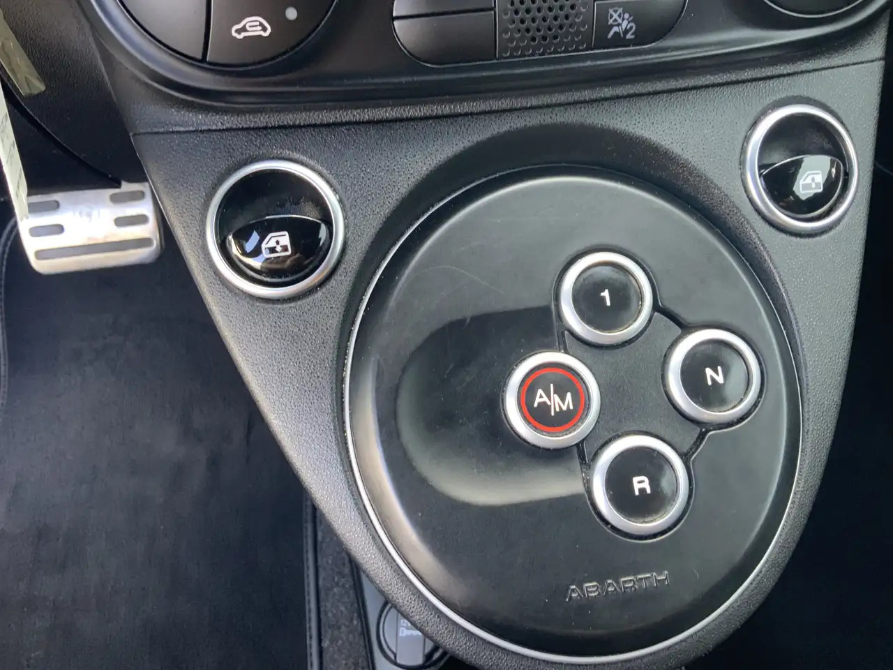 Locação de Fiat 500C Abarth 1.4 T-Jet 595 Automaat Euro 6 Fiat 500C Abarth 1.4 T-Jet 595 Automaat Euro 6: foto 8