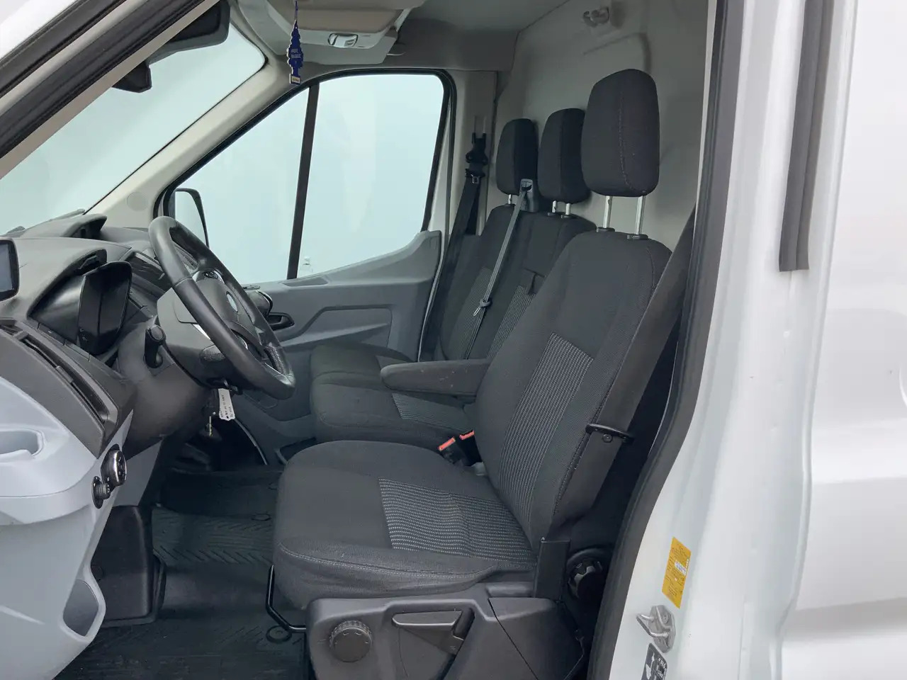 Ford Transit 310 2.2 TDCI L2H2 Trend Airco Cruise Navi 3 Zits I - Furgão: foto 4 Ford Transit 310 2.2 TDCI L2H2 Trend Airco Cruise Navi 3 Zits I - Furgão: foto 4