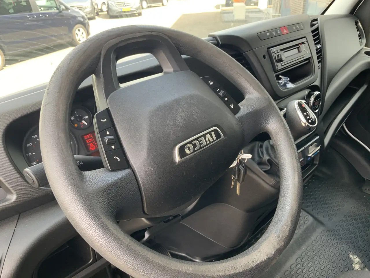 Iveco Daily 35C13 2.3 375 Automaat Koelmeubelbak Deuren Dag&Na - Carrinha frigorífica: foto 3 Iveco Daily 35C13 2.3 375 Automaat Koelmeubelbak Deuren Dag&Na - Carrinha frigorífica: foto 3