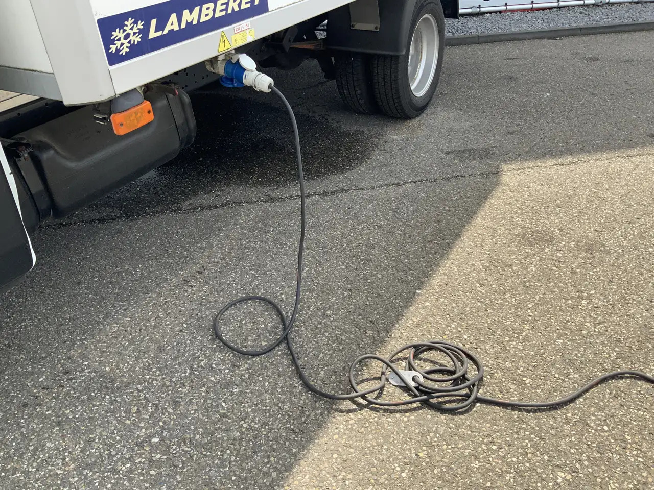 Iveco Daily 35C13 2.3 375 Automaat Koelmeubelbak Deuren Dag&Na - Carrinha frigorífica: foto 2 Iveco Daily 35C13 2.3 375 Automaat Koelmeubelbak Deuren Dag&Na - Carrinha frigorífica: foto 2