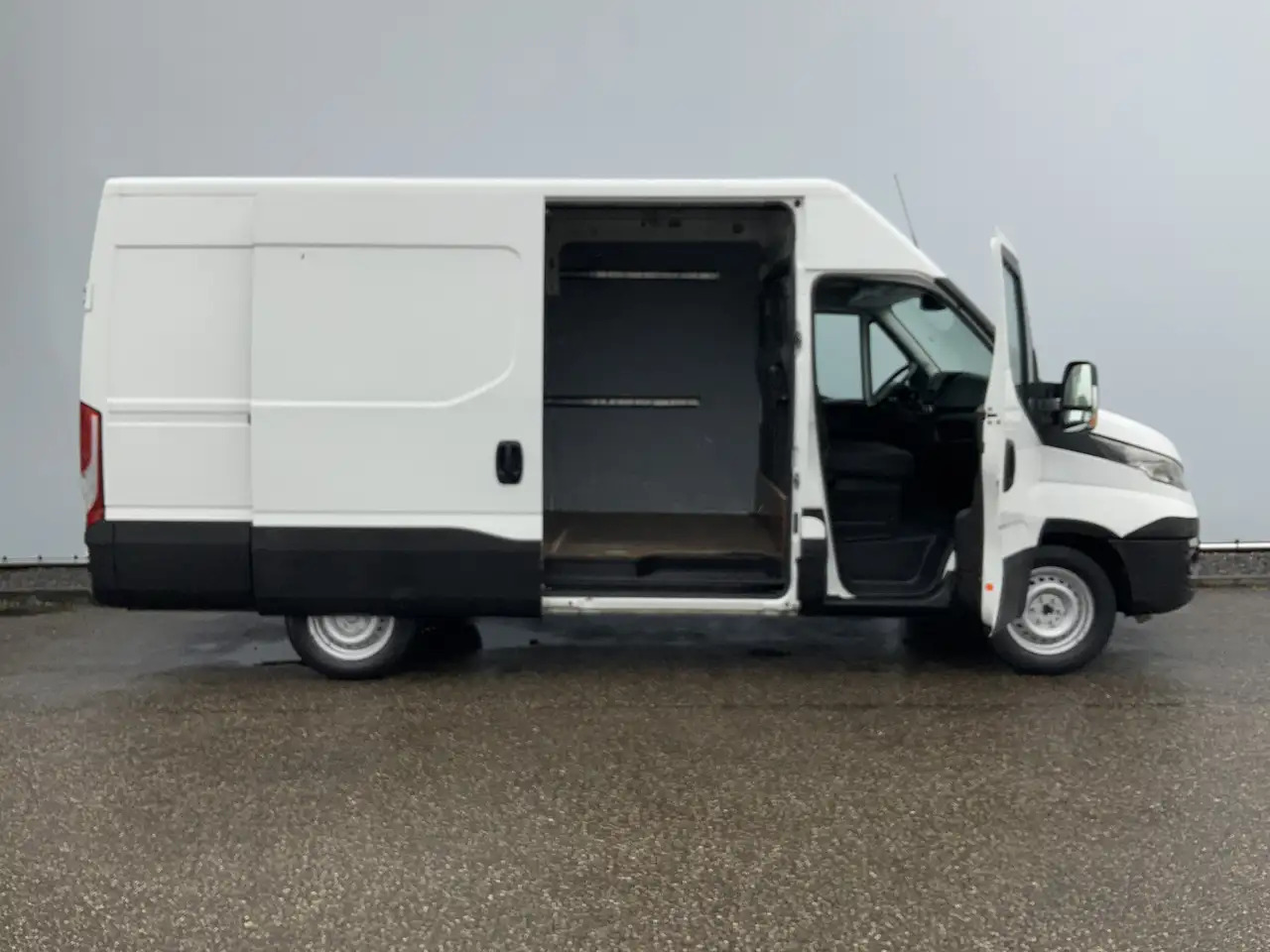 Iveco Daily 35S13V 2.3 352 H2 L3 Airco 3 Zits Opstap Euro 5 - Furgão: foto 4 Iveco Daily 35S13V 2.3 352 H2 L3 Airco 3 Zits Opstap Euro 5 - Furgão: foto 4