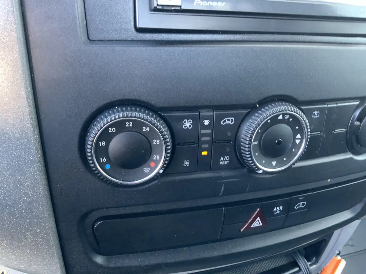 Volkswagen Crafter 50 2.0 TDI L2H1Pick Up Airco Cruise Trekhaak 3500 - Furgão caixa aberta: foto 5 Volkswagen Crafter 50 2.0 TDI L2H1Pick Up Airco Cruise Trekhaak 3500 - Furgão caixa aberta: foto 5