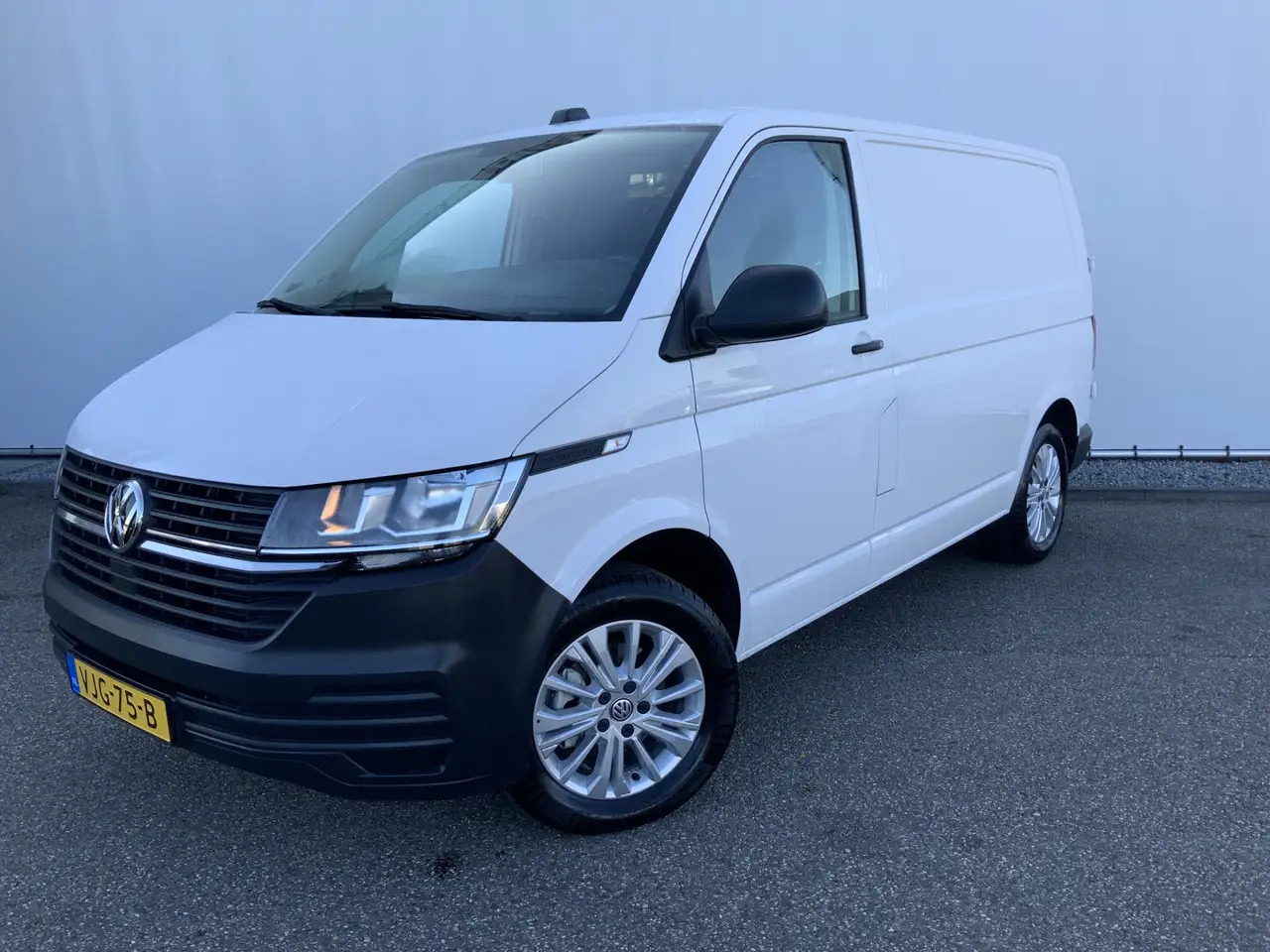 Volkswagen T6.1 Transporter 2.0 TDI L1H1 26 Economy Business Airco Cruise 3 Zi - Furgão: foto 1 Volkswagen T6.1 Transporter 2.0 TDI L1H1 26 Economy Business Airco Cruise 3 Zi - Furgão: foto 1