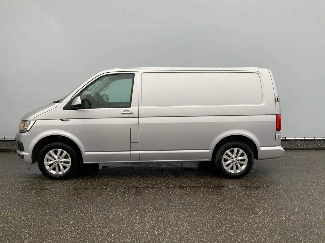 Volkswagen T6 Transporter 2.0 TDI L1H1 Highline Airco Cruise Alu Velg( R Por - Furgão: foto 3 Volkswagen T6 Transporter 2.0 TDI L1H1 Highline Airco Cruise Alu Velg( R Por - Furgão: foto 3