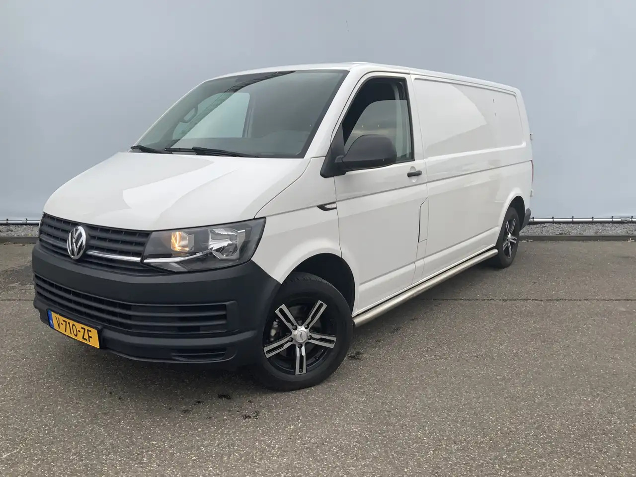 Volkswagen T6 Transporter 2.0 TDI L2H1 Airco Navi 3 Zits Alu Velg Euro 6 - Furgão: foto 1 Volkswagen T6 Transporter 2.0 TDI L2H1 Airco Navi 3 Zits Alu Velg Euro 6 - Furgão: foto 1