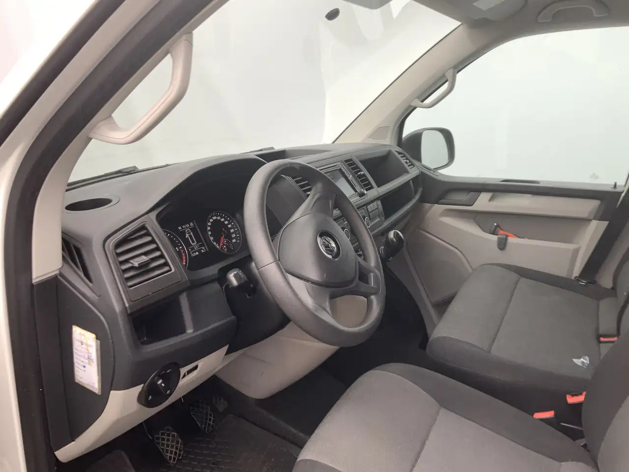Volkswagen T6 Transporter 2.0 TDI L2H1 Airco Navi 3 Zits Alu Velg Euro 6 - Furgão: foto 5 Volkswagen T6 Transporter 2.0 TDI L2H1 Airco Navi 3 Zits Alu Velg Euro 6 - Furgão: foto 5