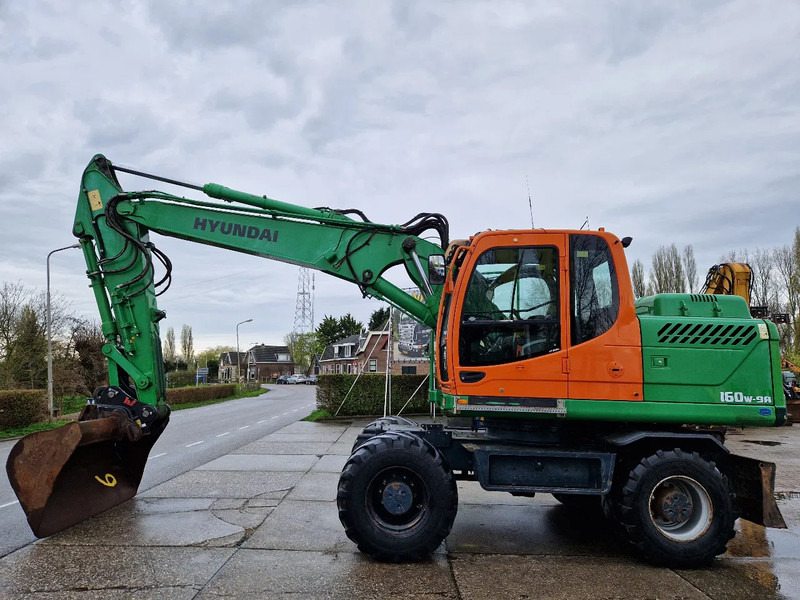 Hyundai Robex 160W-9A met 6-cilinder Cummins motor - Escavadeira de rodas: foto 1 Hyundai Robex 160W-9A met 6-cilinder Cummins motor - Escavadeira de rodas: foto 1