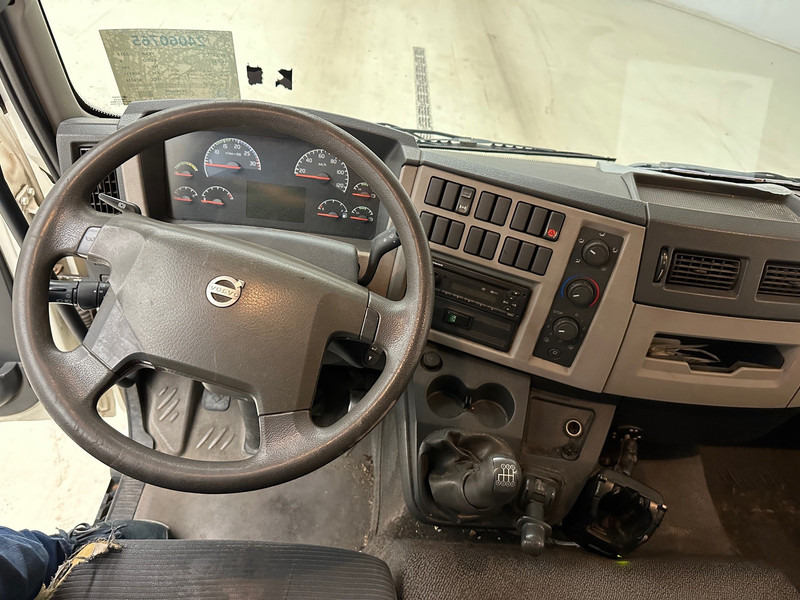 Fotografia de interior 2: Caminhão furgão Volvo FL 240