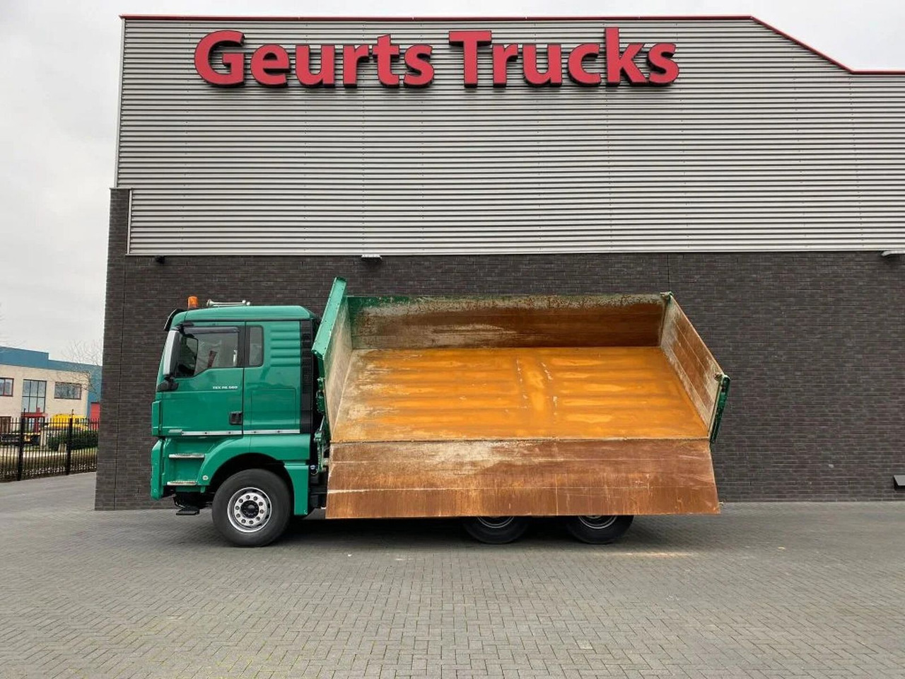 MAN TGX 26.560 6X4 BB + 3 ZIJDIGE KIPPER/TIPPER BORD - Caminhão basculante: foto 2 MAN TGX 26.560 6X4 BB + 3 ZIJDIGE KIPPER/TIPPER BORD - Caminhão basculante: foto 2