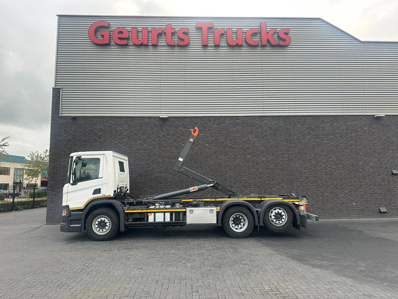Scania P280 6X2 + AJK/1924 HLF20-6430 HAAKARMSYSTEEM / ABROLLKIPPER / HOOKLIFT - Caminhão polibenne: foto 1 Scania P280 6X2 + AJK/1924 HLF20-6430 HAAKARMSYSTEEM / ABROLLKIPPER / HOOKLIFT - Caminhão polibenne: foto 1