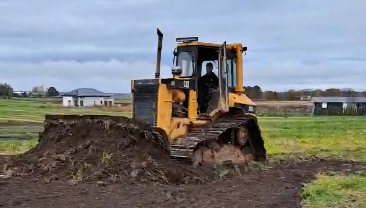 CATERPILLAR D5 M - Buldôzer: foto 1 CATERPILLAR D5 M - Buldôzer: foto 1