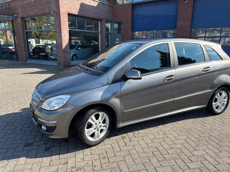 Mercedes-Benz B-Klasse B 180 Automaat Trekhaak - Automóvel: foto 1 Mercedes-Benz B-Klasse B 180 Automaat Trekhaak - Automóvel: foto 1