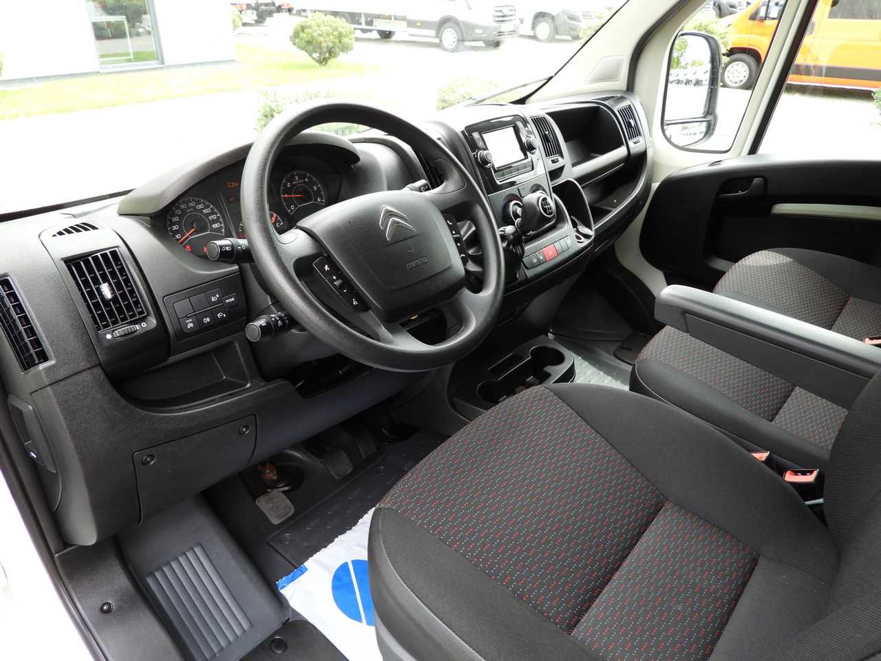 CITROEN JUMPER BOX LIFT 8 PALLETS CRUISE CONTROL NAVIGATION AIR CONDITIONING 165HP - Carrinha de contentor: foto 2 CITROEN JUMPER BOX LIFT 8 PALLETS CRUISE CONTROL NAVIGATION AIR CONDITIONING 165HP - Carrinha de contentor: foto 2