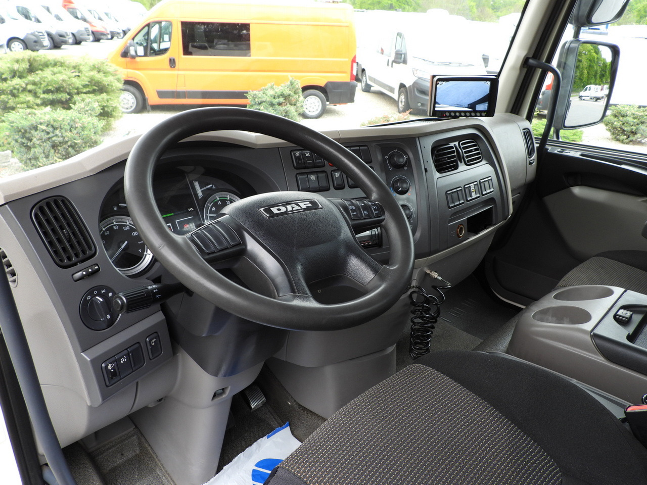 DAF LF 180 THREE-WAY TIPPER CRUISE CONTROL LED LIGHTS AUTOMATIC TRANSMISSION TWIN WHEELS AIR CONDITIONING 180HP - Caminhão basculante: foto 2 DAF LF 180 THREE-WAY TIPPER CRUISE CONTROL LED LIGHTS AUTOMATIC TRANSMISSION TWIN WHEELS AIR CONDITIONING 180HP - Caminhão basculante: foto 2