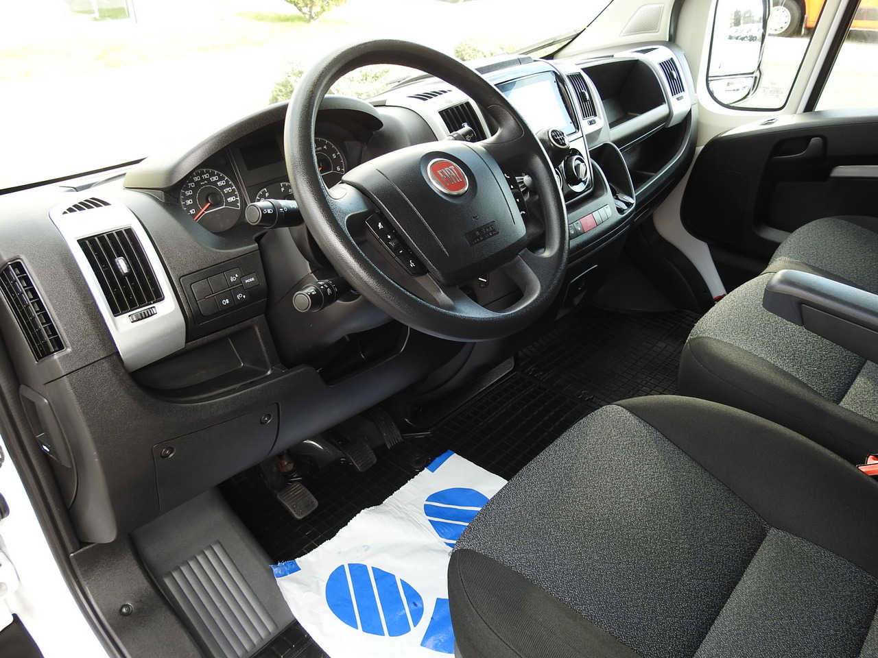 FIAT DUCATO BOX LIFT 8 PALLETS CRUISE CONTROL NAVIGATION LED LIGHTS AIR CONDITIONING 130HP - Carrinha de contentor: foto 2 FIAT DUCATO BOX LIFT 8 PALLETS CRUISE CONTROL NAVIGATION LED LIGHTS AIR CONDITIONING 130HP - Carrinha de contentor: foto 2