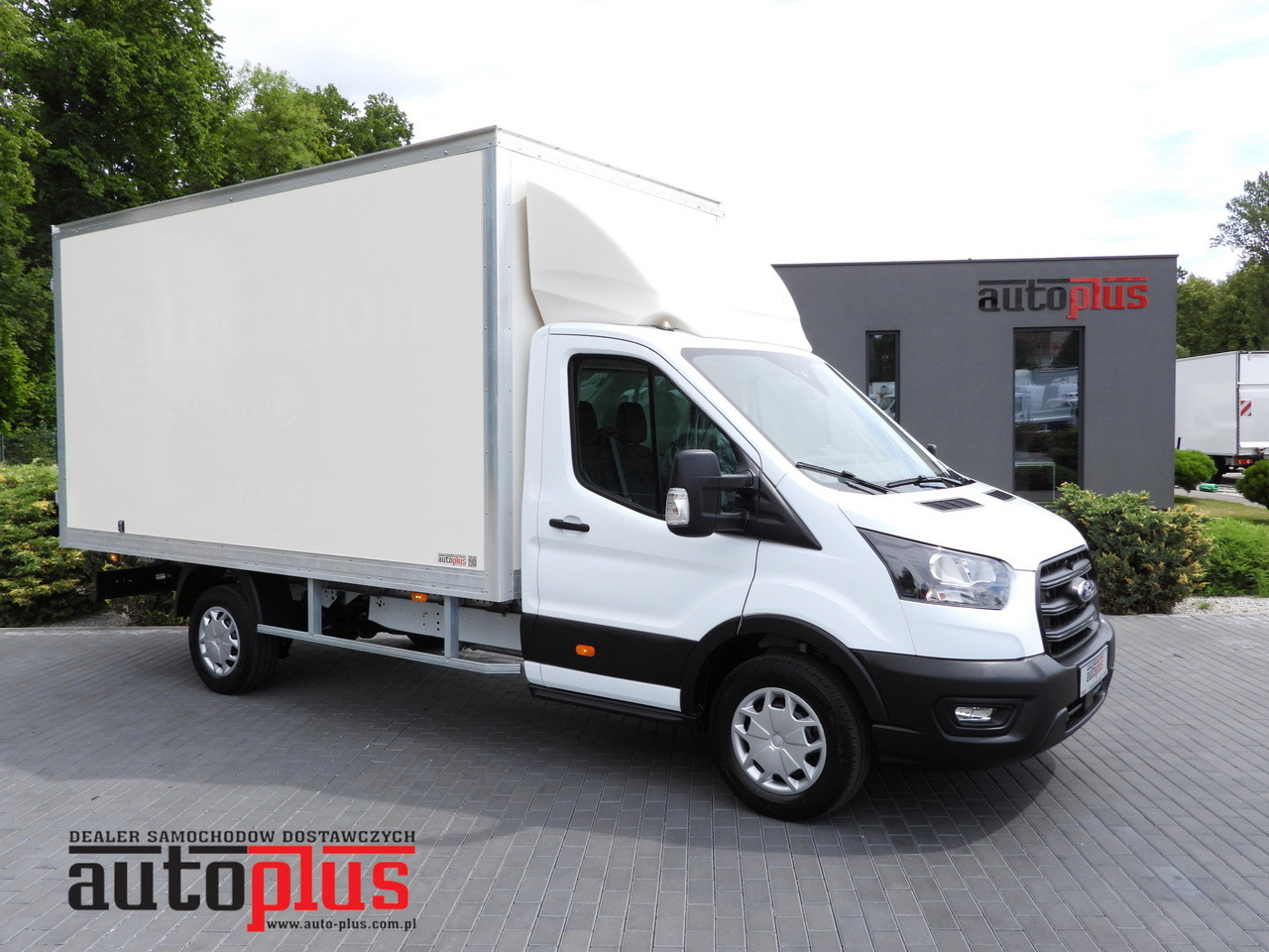 Carrinha de contentor FORD TRANSIT BOX 8 PALLETS CRUISE CONTROL AIR CONDITIONING 130HP: foto 1