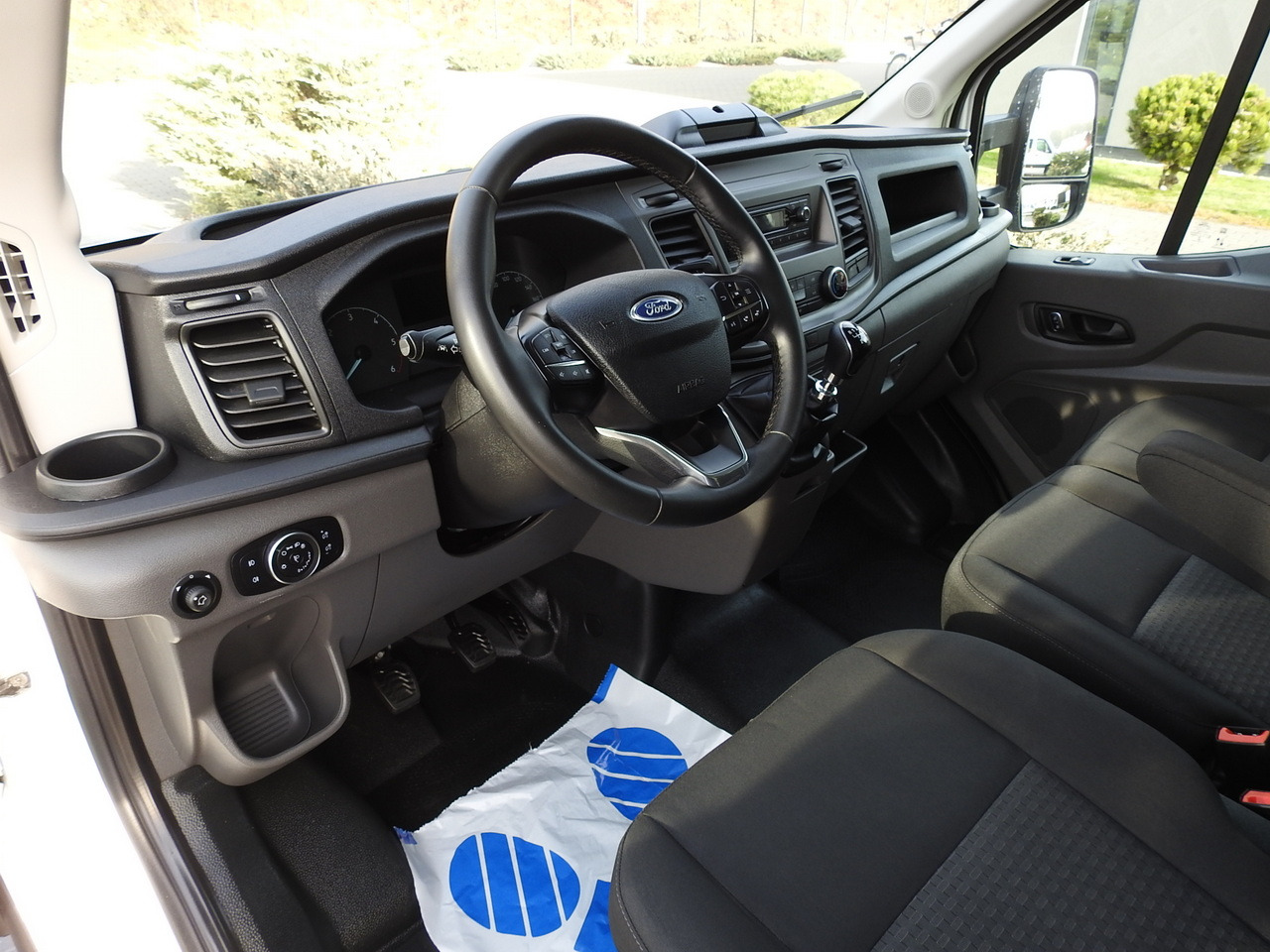 FORD TRANSIT BOX LIFT 8 PALLETS CRUISE CONTROL AIR CONDITIONING 130HP - Carrinha de contentor: foto 2 FORD TRANSIT BOX LIFT 8 PALLETS CRUISE CONTROL AIR CONDITIONING 130HP - Carrinha de contentor: foto 2