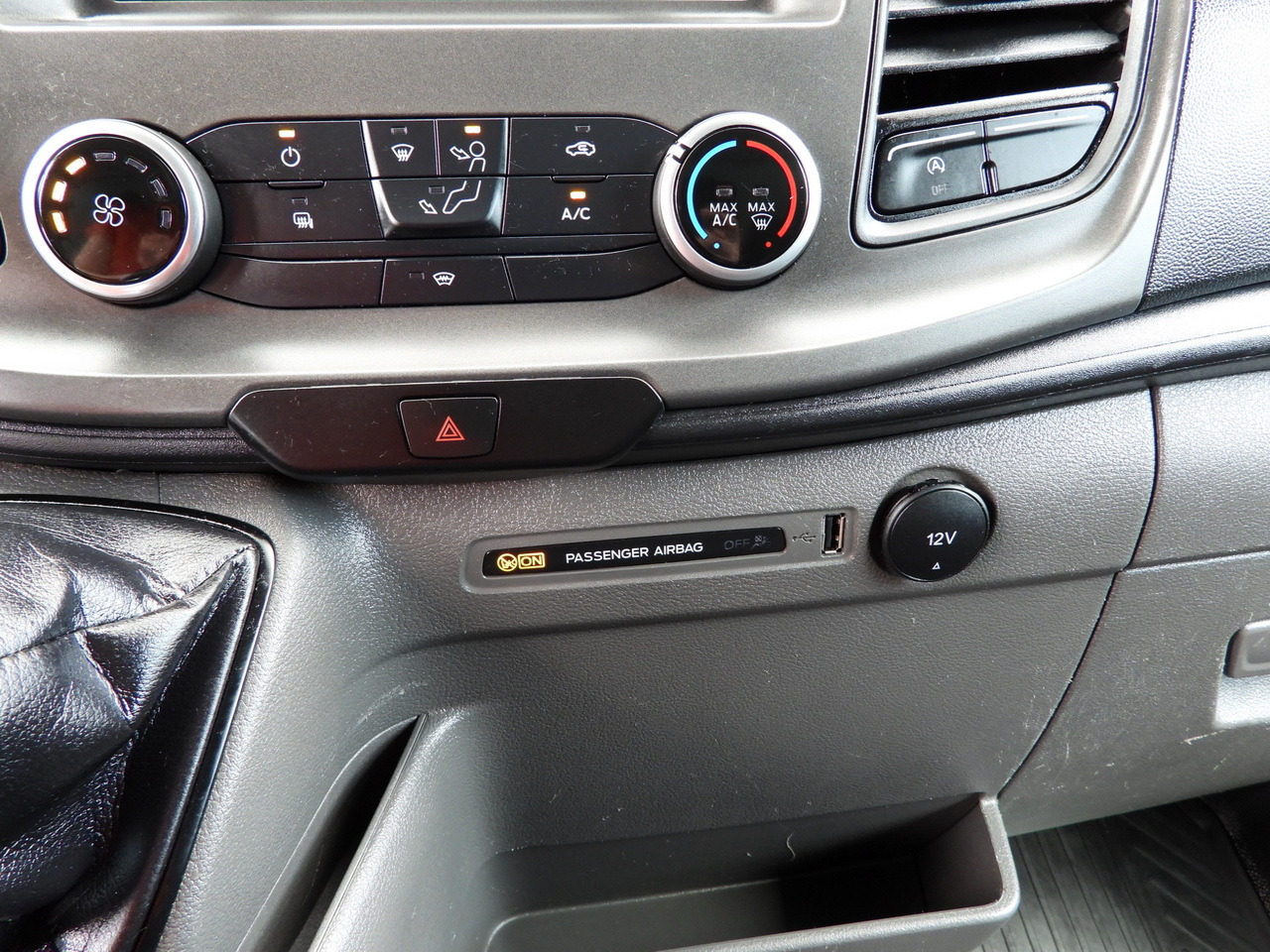 Carrinha de contentor FORD TRANSIT BOX LIFT 8 PALLETS CRUISE CONTROL LED LIGHTS AIR CONDITIONING 130HP: foto 45 Carrinha de contentor FORD TRANSIT BOX LIFT 8 PALLETS CRUISE CONTROL LED LIGHTS AIR CONDITIONING 130HP: foto 45