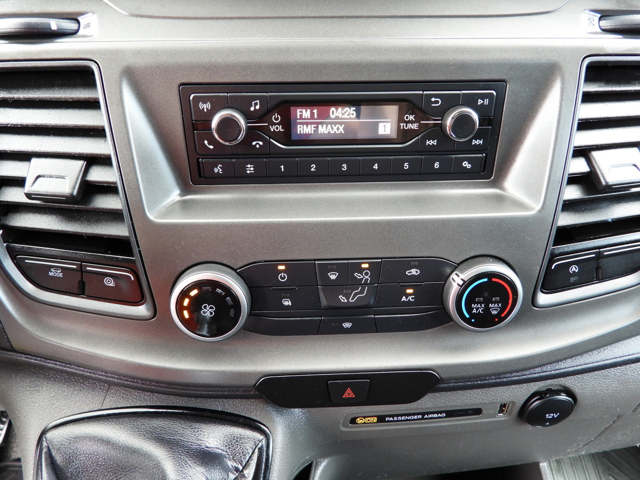 Carrinha de contentor FORD TRANSIT BOX LIFT 8 PALLETS CRUISE CONTROL LED LIGHTS AIR CONDITIONING 130HP: foto 44 Carrinha de contentor FORD TRANSIT BOX LIFT 8 PALLETS CRUISE CONTROL LED LIGHTS AIR CONDITIONING 130HP: foto 44