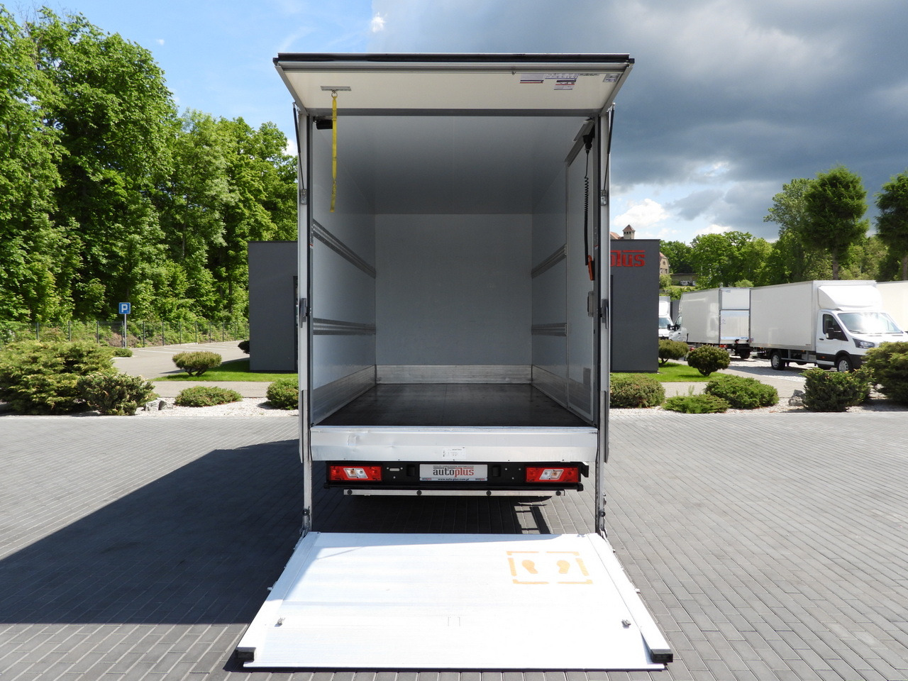 Carrinha de contentor FORD TRANSIT BOX LIFT 8 PALLETS CRUISE CONTROL LED LIGHTS AIR CONDITIONING 130HP: foto 12 Carrinha de contentor FORD TRANSIT BOX LIFT 8 PALLETS CRUISE CONTROL LED LIGHTS AIR CONDITIONING 130HP: foto 12