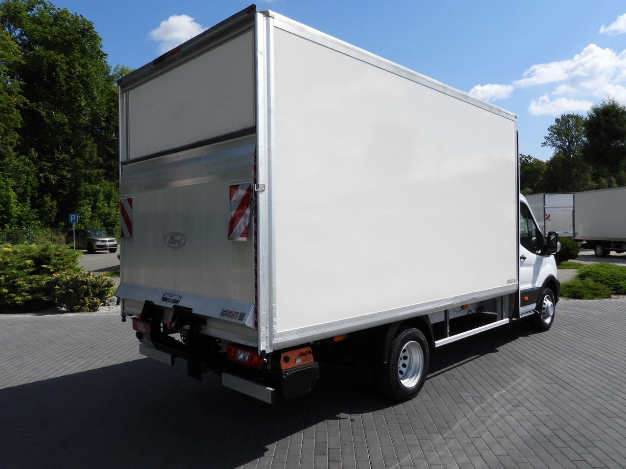 FORD TRANSIT BOX LIFT 8 PALLETS CRUISE CONTROL LED LIGHTS TWIN WHEELS AIR CONDITIONING 130HP - Carrinha de contentor: foto 3 FORD TRANSIT BOX LIFT 8 PALLETS CRUISE CONTROL LED LIGHTS TWIN WHEELS AIR CONDITIONING 130HP - Carrinha de contentor: foto 3