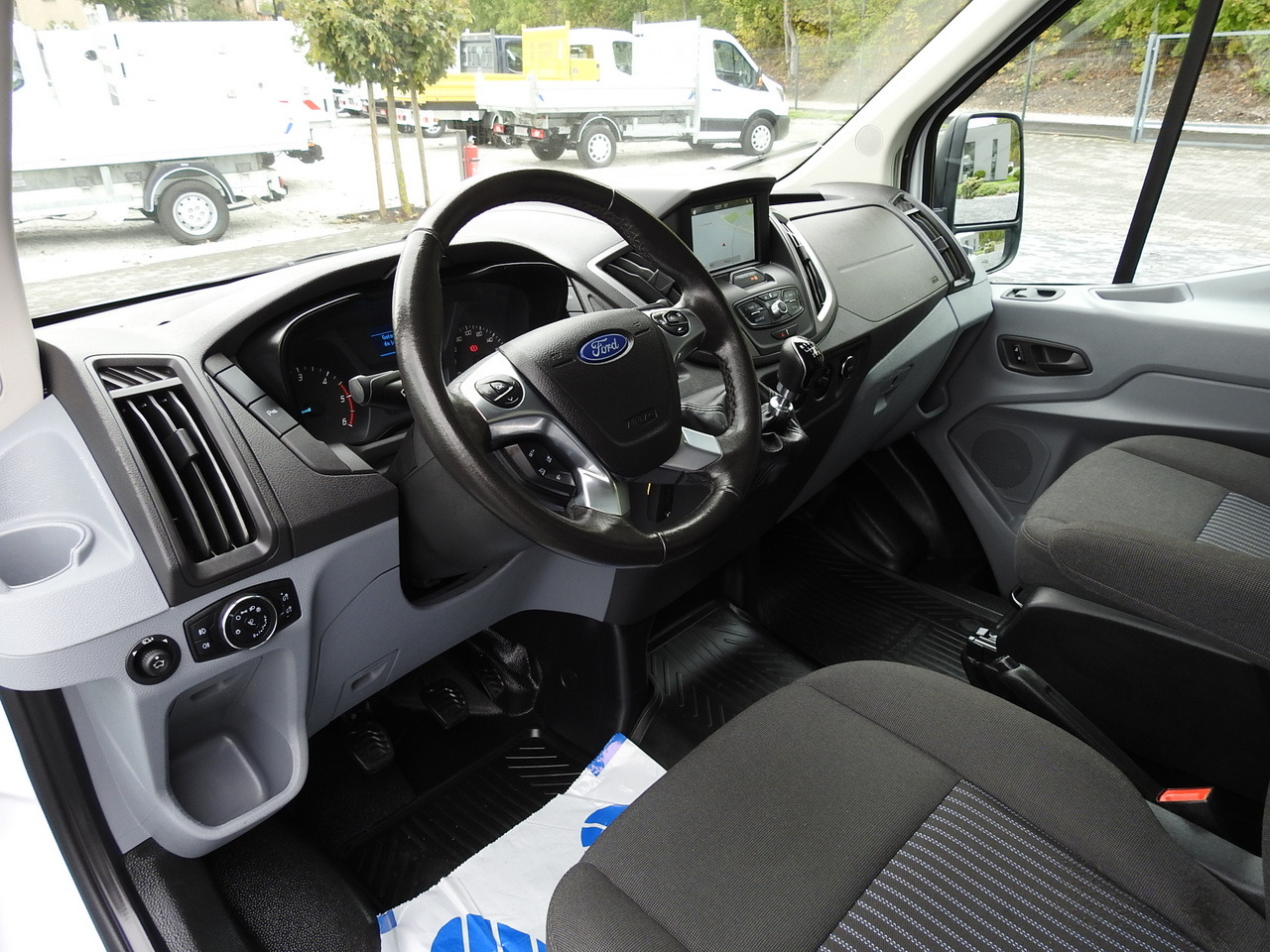 FORD TRANSIT REFRIGERATOR VAN 0*C HEATING FUNCTION POWER SUPPLY 230V CRUISE CONTROL NAVIGATION AIR CONDITIONING LED LIGHTS 130HP - Carrinha frigorífica: foto 2 FORD TRANSIT REFRIGERATOR VAN 0*C HEATING FUNCTION POWER SUPPLY 230V CRUISE CONTROL NAVIGATION AIR CONDITIONING LED LIGHTS 130HP - Carrinha frigorífica: foto 2