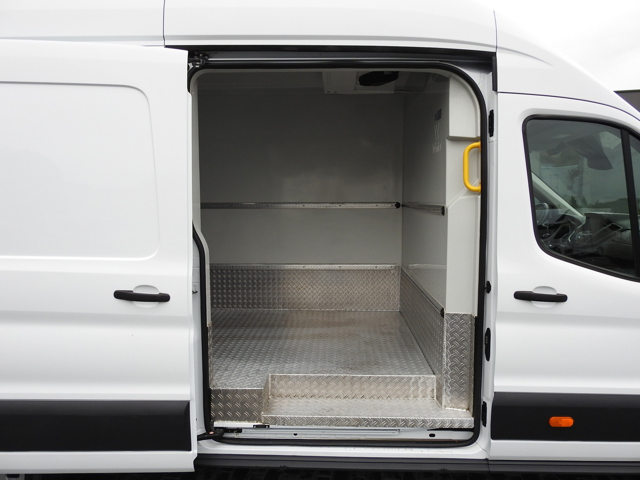 Carrinha frigorífica FORD TRANSIT REFRIGERATOR VAN 0*C HEATING FUNCTION POWER SUPPLY 230V CRUISE CONTROL NAVIGATION AIR CONDITIONING LED LIGHTS  130HP: foto 22