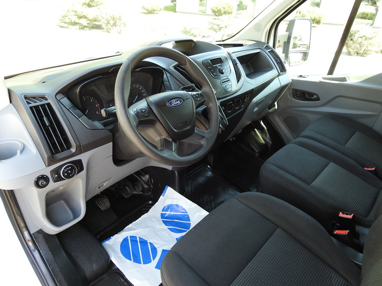 FORD TRANSIT STAKE BODY DOUBLE CABIN DOKA 7 SEATS AIR CONDITIONING 130HP - Carrinha cabine dupla: foto 2 FORD TRANSIT STAKE BODY DOUBLE CABIN DOKA 7 SEATS AIR CONDITIONING 130HP - Carrinha cabine dupla: foto 2