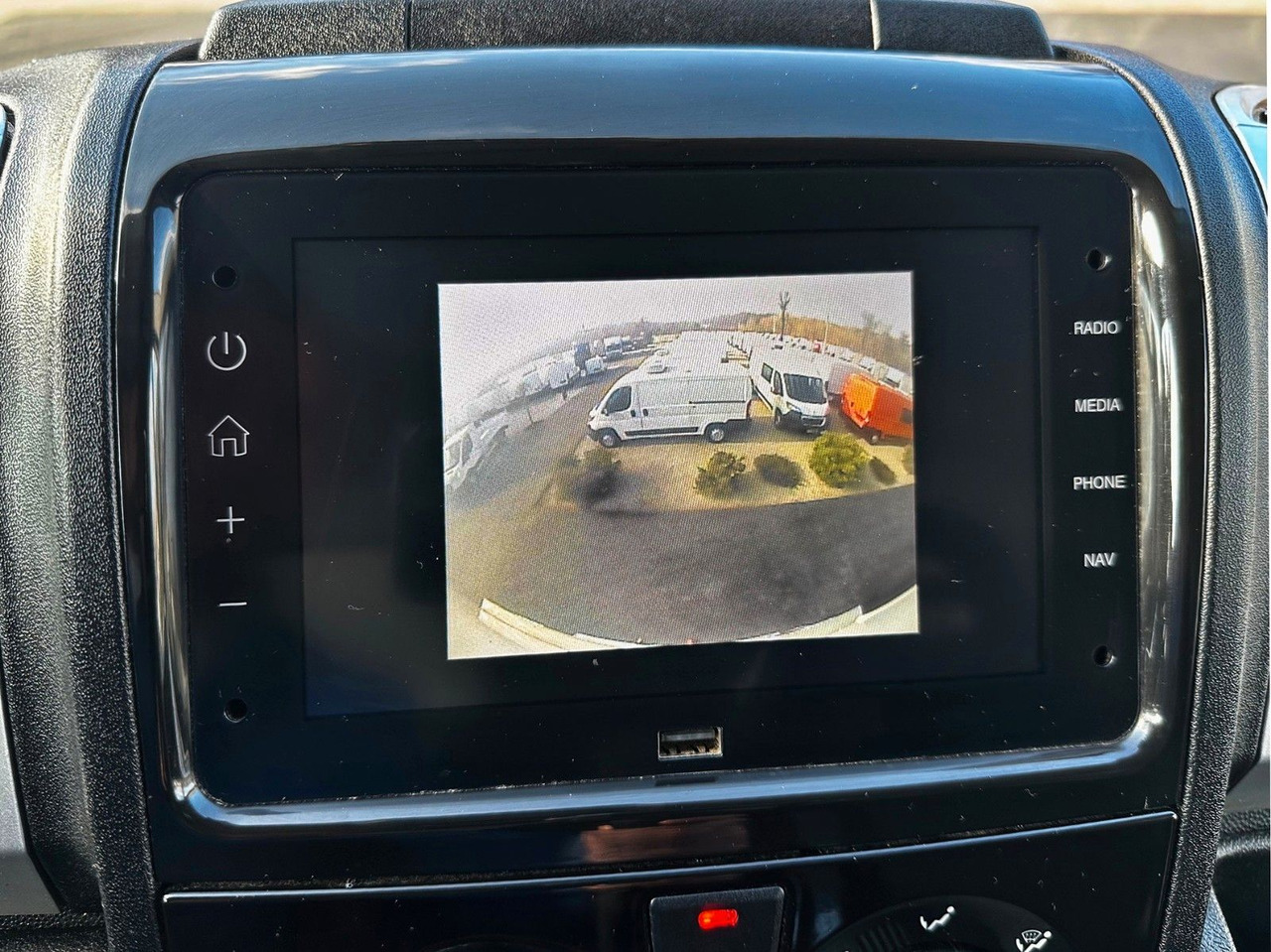 Locação de  Fiat DUCATO  KOFFER AUFZUG 8 PALETTEN TEMPOMAT NAVI Fiat DUCATO  KOFFER AUFZUG 8 PALETTEN TEMPOMAT NAVI: foto 28