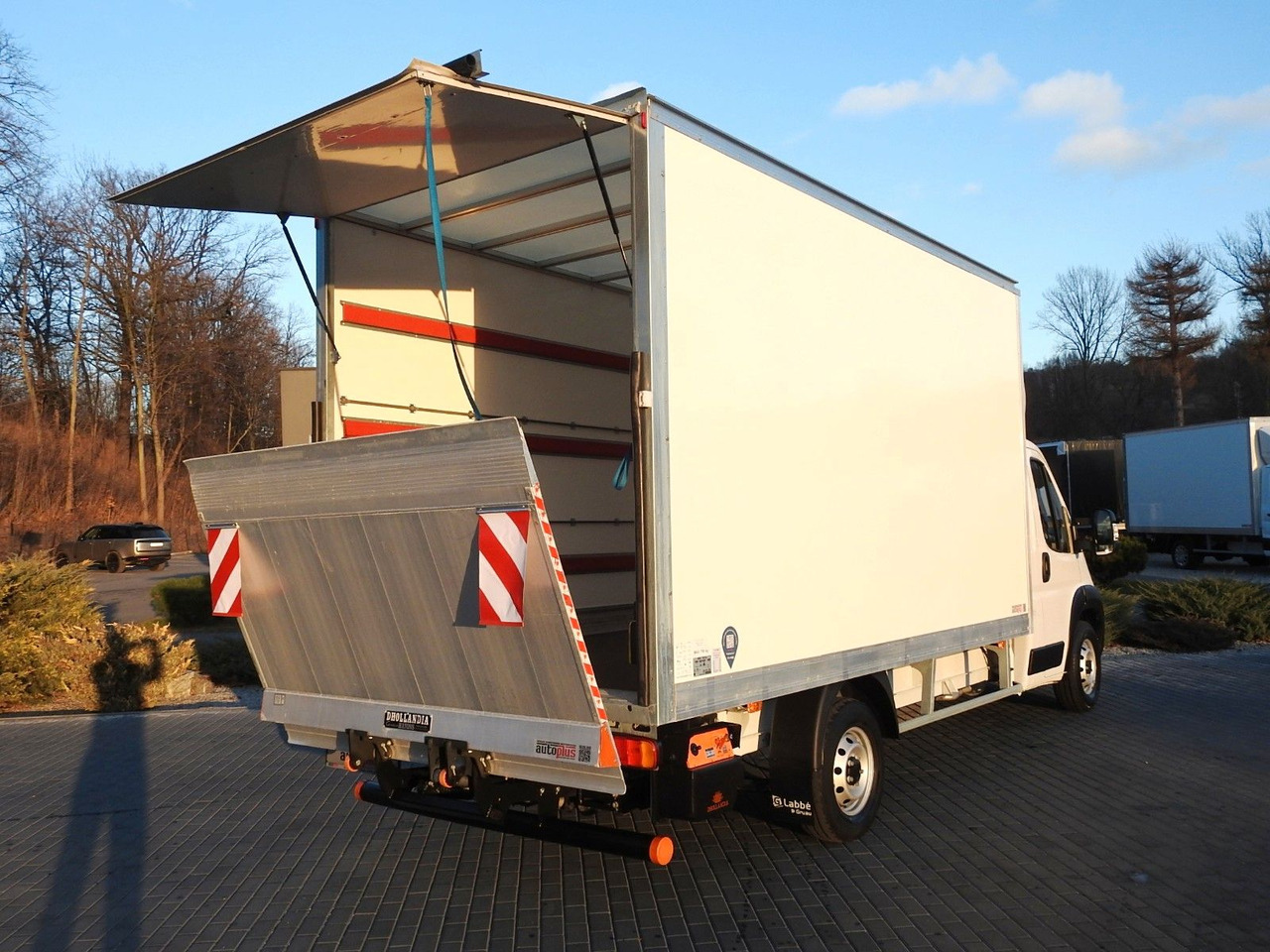 Fiat DUCATO KOFFER AUFZUG 8 PALETTEN TEMPOMAT - Carrinha de contentor: foto 3 Fiat DUCATO KOFFER AUFZUG 8 PALETTEN TEMPOMAT - Carrinha de contentor: foto 3