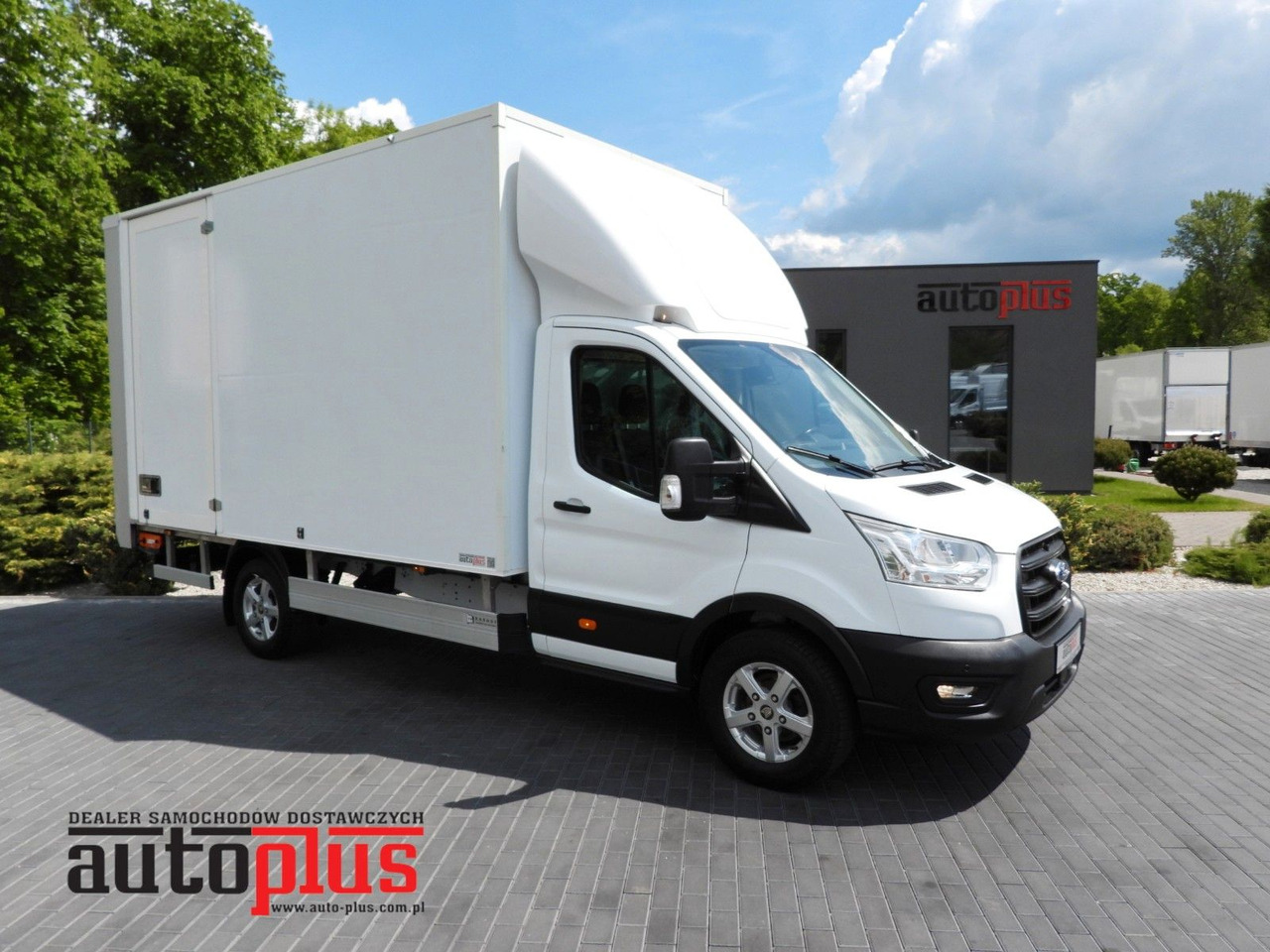 Ford TRANSIT KOFFER AUFZUG 8 PALETTEN TEMPOMAT - Carrinha de contentor: foto 1 Ford TRANSIT KOFFER AUFZUG 8 PALETTEN TEMPOMAT - Carrinha de contentor: foto 1