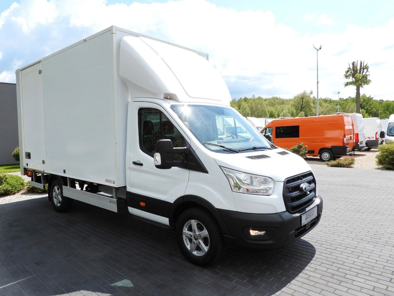 Ford TRANSIT KOFFER AUFZUG 8 PALETTEN TEMPOMAT - Carrinha de contentor: foto 4 Ford TRANSIT KOFFER AUFZUG 8 PALETTEN TEMPOMAT - Carrinha de contentor: foto 4