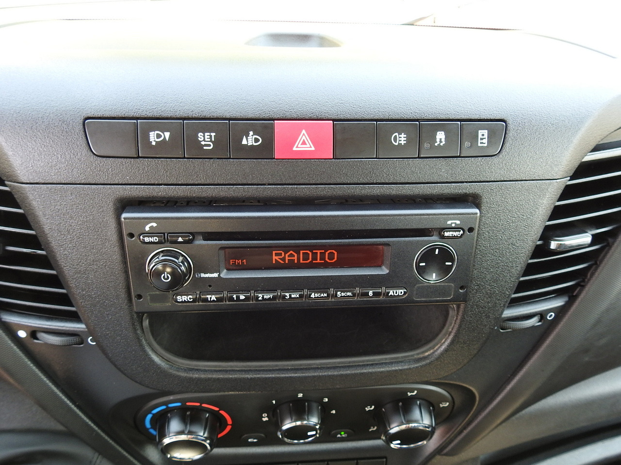 Furgão basculante IVECO DAILY 35C13 TIPPER CRUISE CONTROL AIR CONDITIONING TWIN WHEELS  130HP: foto 36