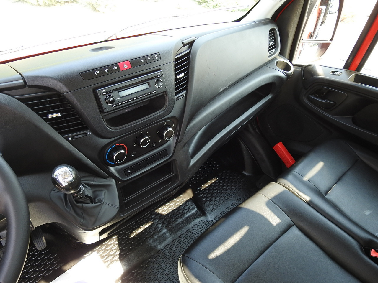 Furgão basculante IVECO DAILY 35C13 TIPPER CRUISE CONTROL AIR CONDITIONING TWIN WHEELS  130HP: foto 33