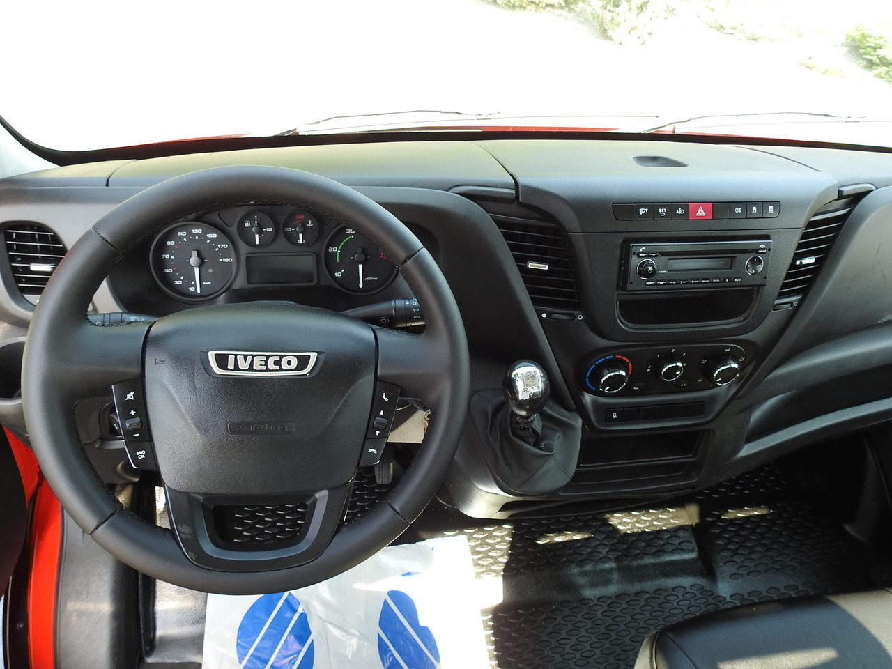 Furgão basculante IVECO DAILY 35C13 TIPPER CRUISE CONTROL AIR CONDITIONING TWIN WHEELS  130HP: foto 30