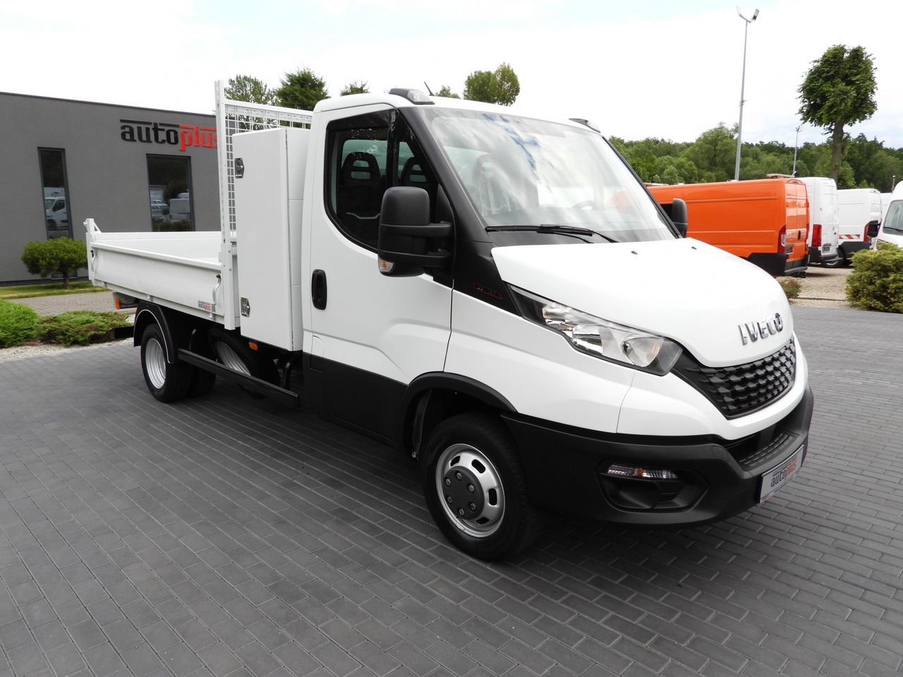 IVECO DAILY 35C16 TIPPER CRUISE CONTROL TWIN WHEELS AIR CONDITIONING 160HP - Furgão basculante: foto 4 IVECO DAILY 35C16 TIPPER CRUISE CONTROL TWIN WHEELS AIR CONDITIONING 160HP - Furgão basculante: foto 4