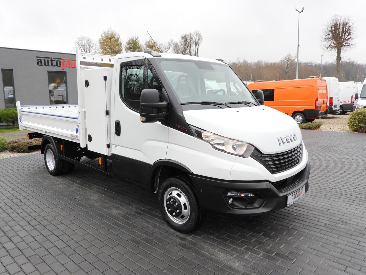 IVECO DAILY 35C16 TIPPER CRUISE CONTROL TWIN WHEELS AIR CONDITIONING 160HP - Furgão basculante: foto 4 IVECO DAILY 35C16 TIPPER CRUISE CONTROL TWIN WHEELS AIR CONDITIONING 160HP - Furgão basculante: foto 4