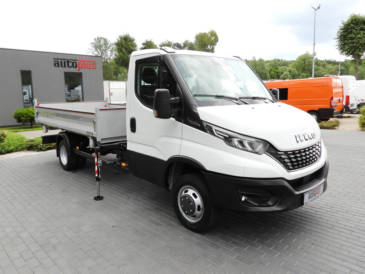 IVECO DAILY 35C18 THREE-WAY TIPPER 3 HDS SEATS CRUISE CONTROL LED LIGHTS AUTOMATIC TRANSMISSION HI-MATIC TWIN WHEELS AIR CONDITIONING 180HP - Furgão basculante: foto 4 IVECO DAILY 35C18 THREE-WAY TIPPER 3 HDS SEATS CRUISE CONTROL LED LIGHTS AUTOMATIC TRANSMISSION HI-MATIC TWIN WHEELS AIR CONDITIONING 180HP - Furgão basculante: foto 4