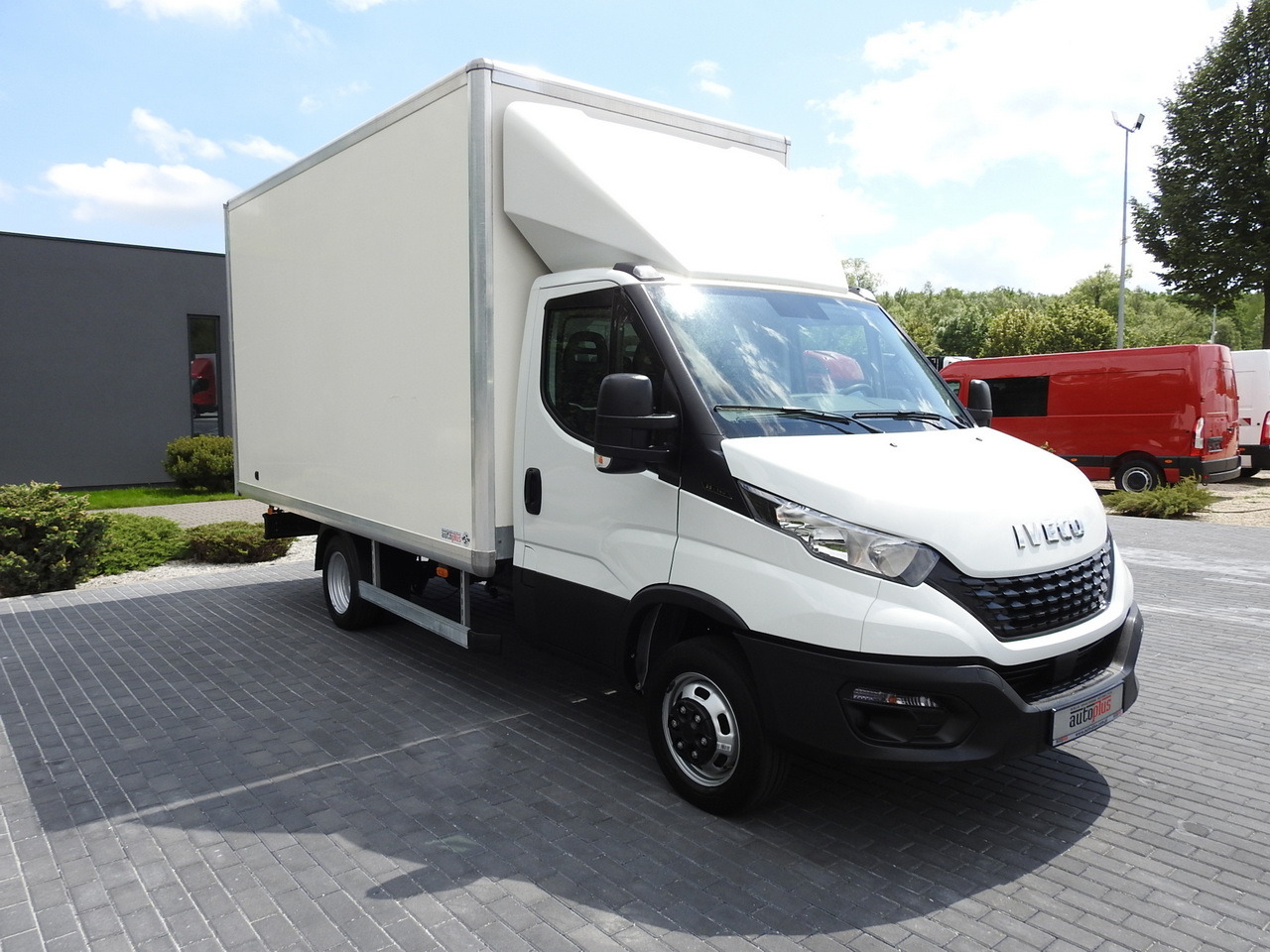 IVECO DAILY 35S14 8 PALLETS CRUISE CONTROL TWIN WHEELS AIR CONDITIONING 140HP - Carrinha de contentor: foto 4 IVECO DAILY 35S14 8 PALLETS CRUISE CONTROL TWIN WHEELS AIR CONDITIONING 140HP - Carrinha de contentor: foto 4