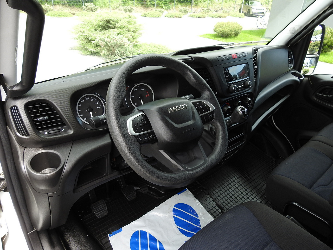 IVECO DAILY 35S14 8 PALLETS CRUISE CONTROL TWIN WHEELS AIR CONDITIONING 140HP - Carrinha de contentor: foto 2 IVECO DAILY 35S14 8 PALLETS CRUISE CONTROL TWIN WHEELS AIR CONDITIONING 140HP - Carrinha de contentor: foto 2