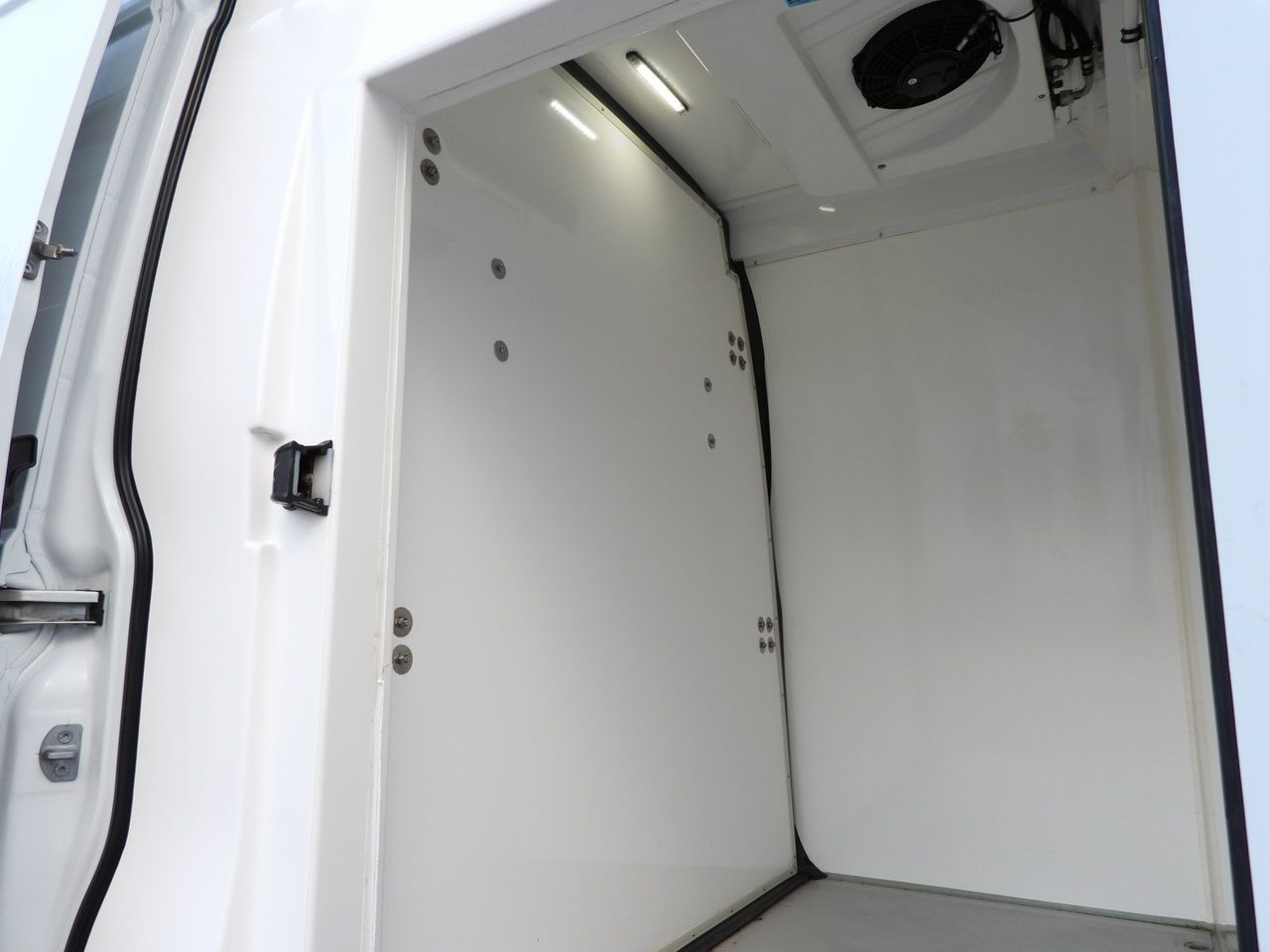 Carrinha frigorífica IVECO DAILY 35S14 REFRIGERATOR VAN 0*C POWER SUPPLY 230V NAVIGATION AUTOMATIC TRANSMISSION  AIR CONDITIONING  140HP: foto 24