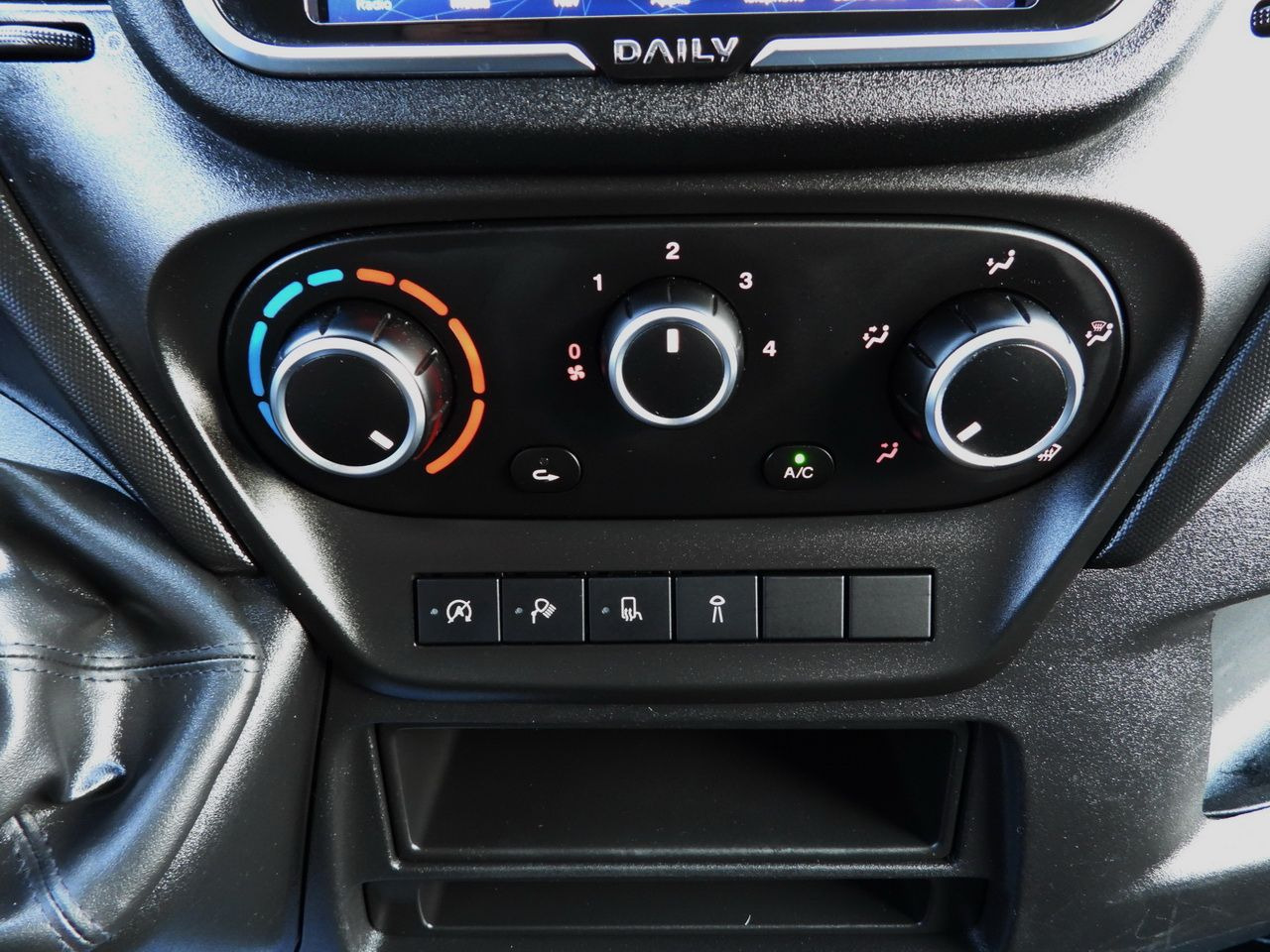 Carrinha frigorífica IVECO DAILY 35S14 REFRIGERATOR VAN 0*C POWER SUPPLY 230V NAVIGATION AUTOMATIC TRANSMISSION  AIR CONDITIONING  140HP: foto 46