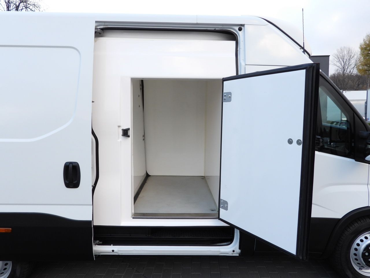 Carrinha frigorífica IVECO DAILY 35S14 REFRIGERATOR VAN 0*C POWER SUPPLY 230V NAVIGATION AUTOMATIC TRANSMISSION  AIR CONDITIONING  140HP: foto 22