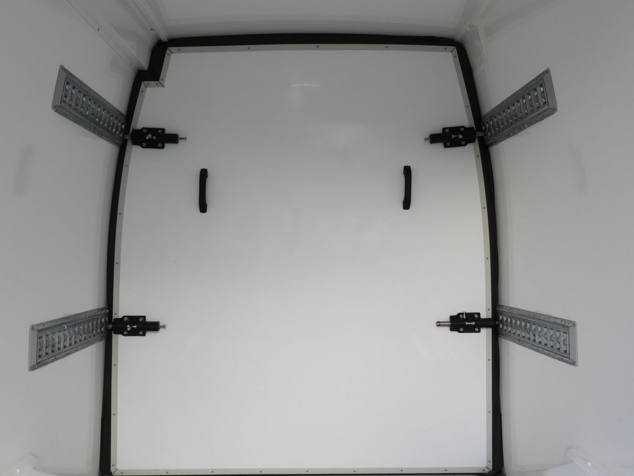 Carrinha frigorífica IVECO DAILY 35S14 REFRIGERATOR VAN 0*C POWER SUPPLY 230V NAVIGATION AUTOMATIC TRANSMISSION  AIR CONDITIONING  140HP: foto 32