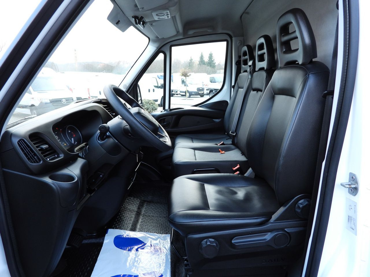 Carrinha frigorífica IVECO DAILY 35S14 REFRIGERATOR VAN 0*C POWER SUPPLY 230V NAVIGATION AUTOMATIC TRANSMISSION  AIR CONDITIONING  140HP: foto 36