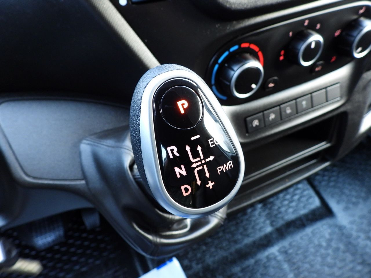 Carrinha frigorífica IVECO DAILY 35S14 REFRIGERATOR VAN 0*C POWER SUPPLY 230V NAVIGATION AUTOMATIC TRANSMISSION  AIR CONDITIONING  140HP: foto 43