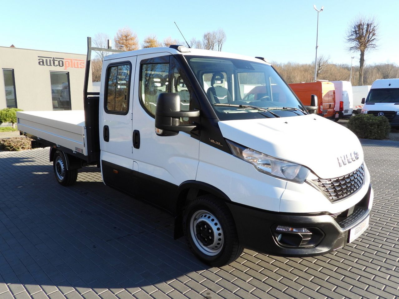 IVECO DAILY 35S14 STAKE BODY DOUBLE CABIN DOKA 7 SEATS CRUISE CONTROL AIR CONDITIONING 140HP - Carrinha cabine dupla: foto 4 IVECO DAILY 35S14 STAKE BODY DOUBLE CABIN DOKA 7 SEATS CRUISE CONTROL AIR CONDITIONING 140HP - Carrinha cabine dupla: foto 4